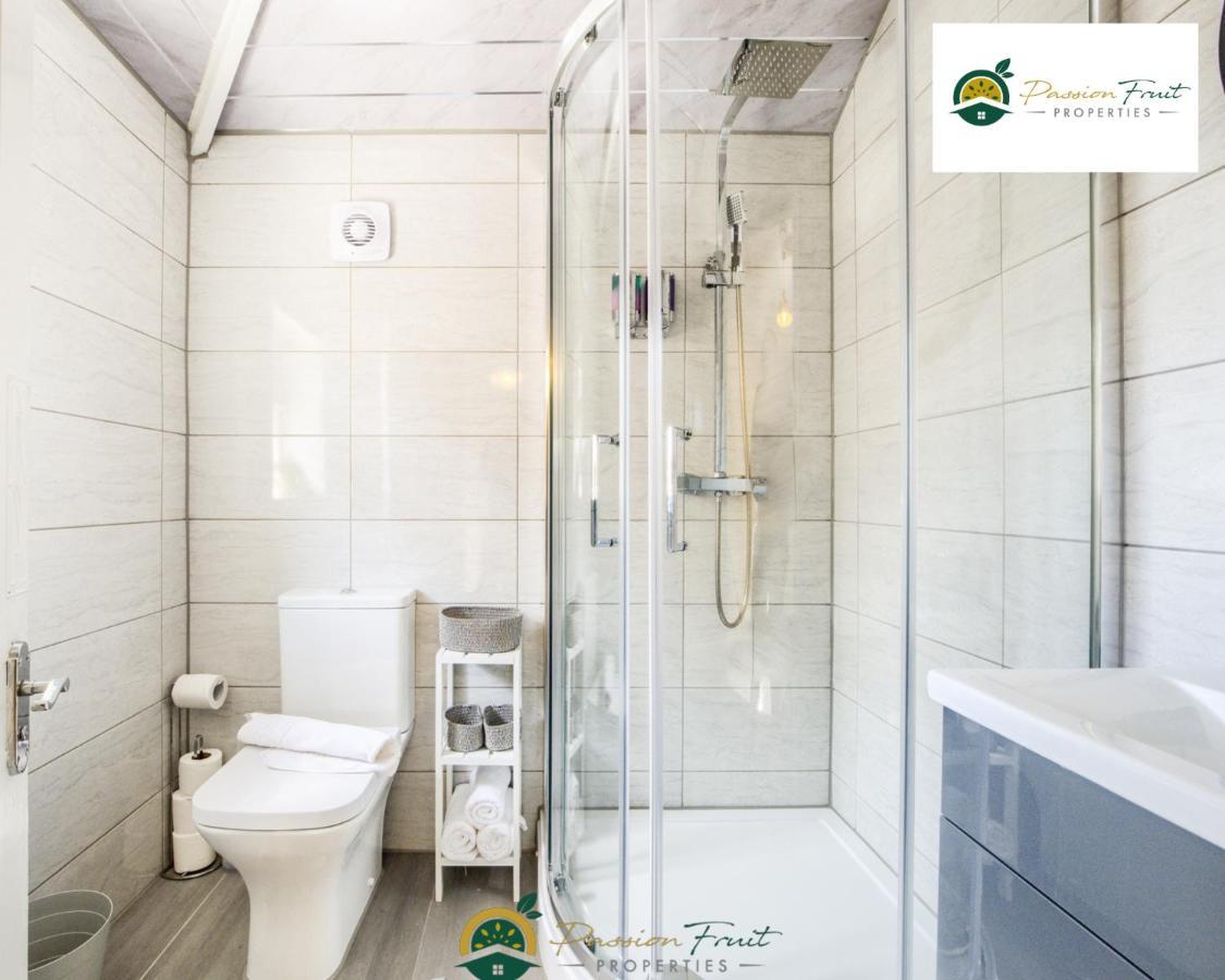 3 Bedroom Coventry House By Passionfruitproperties With Free Wi-Fi, Large Garden And Driveway - 52Nrc Zewnętrze zdjęcie